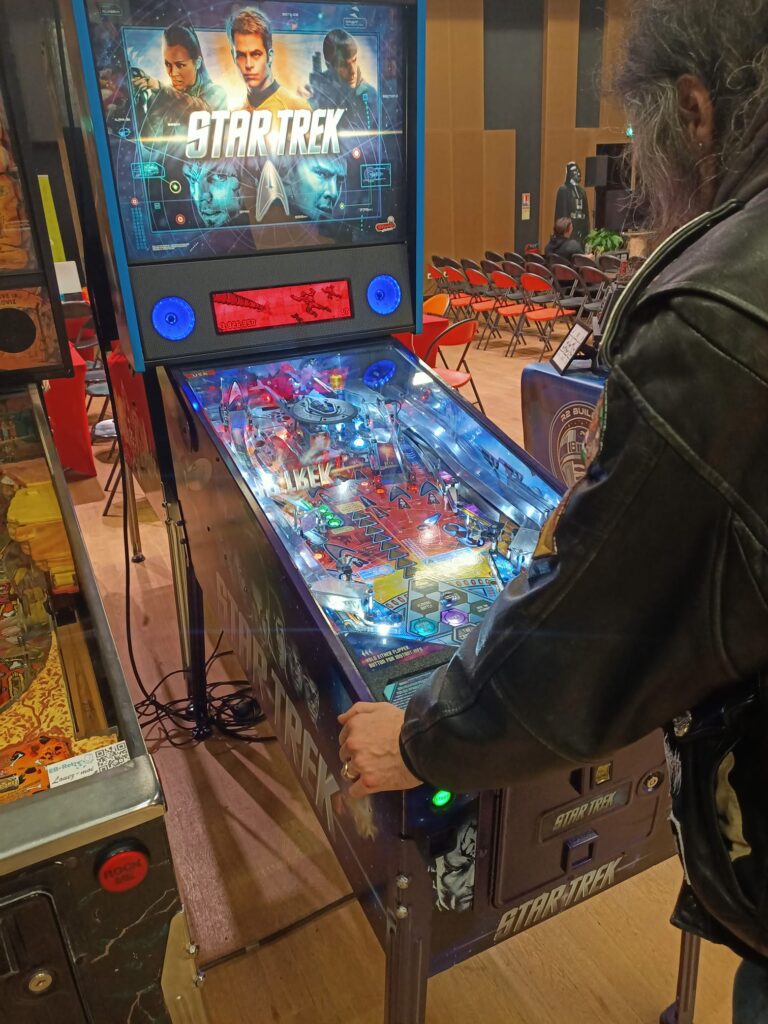 Dra'ghoH playing a Star Trek pinball in Ze Next Convention